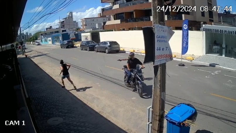 FLAGRA: Câmeras de segurança registram assalto e tiros contra homem em Camboinha