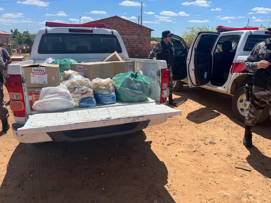 Polícia Militar entrega 100 kg de alimentos e 200 brinquedos para comunidades carentes em São Bento