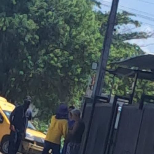 Carro dos Correios e moto colidem em João Pessoa e duas pessoas ficam feridas