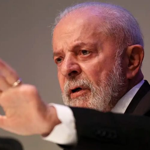 Lula é recebido com vaias e aplausos em evento com prefeitos
