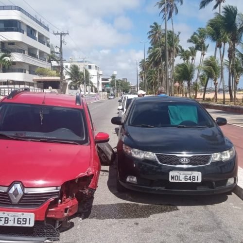 Motorista perde controle e colide carro em veículos estacionados na orla de João Pessoa