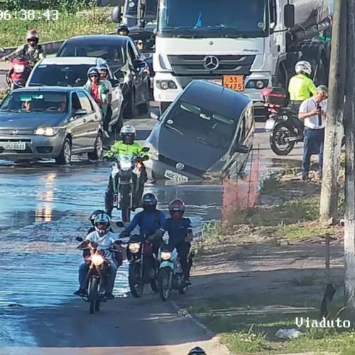 carro é ‘engolido’ por cratera às margens da BR-230, em João Pessoa