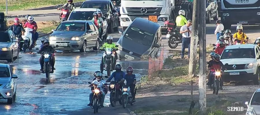 carro é ‘engolido’ por cratera às margens da BR-230, em João Pessoa